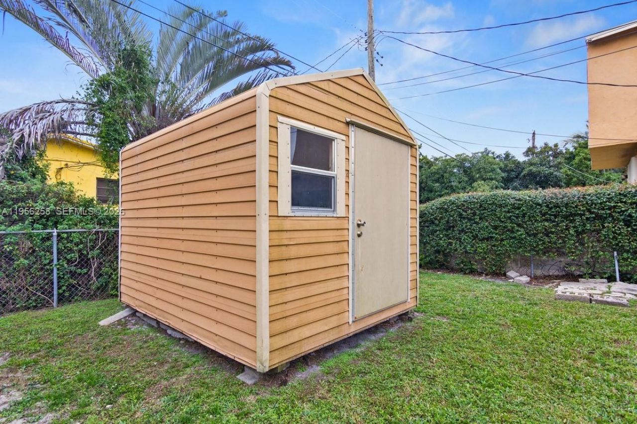 830 NW 74th St, Miami, FL 33150 Photo