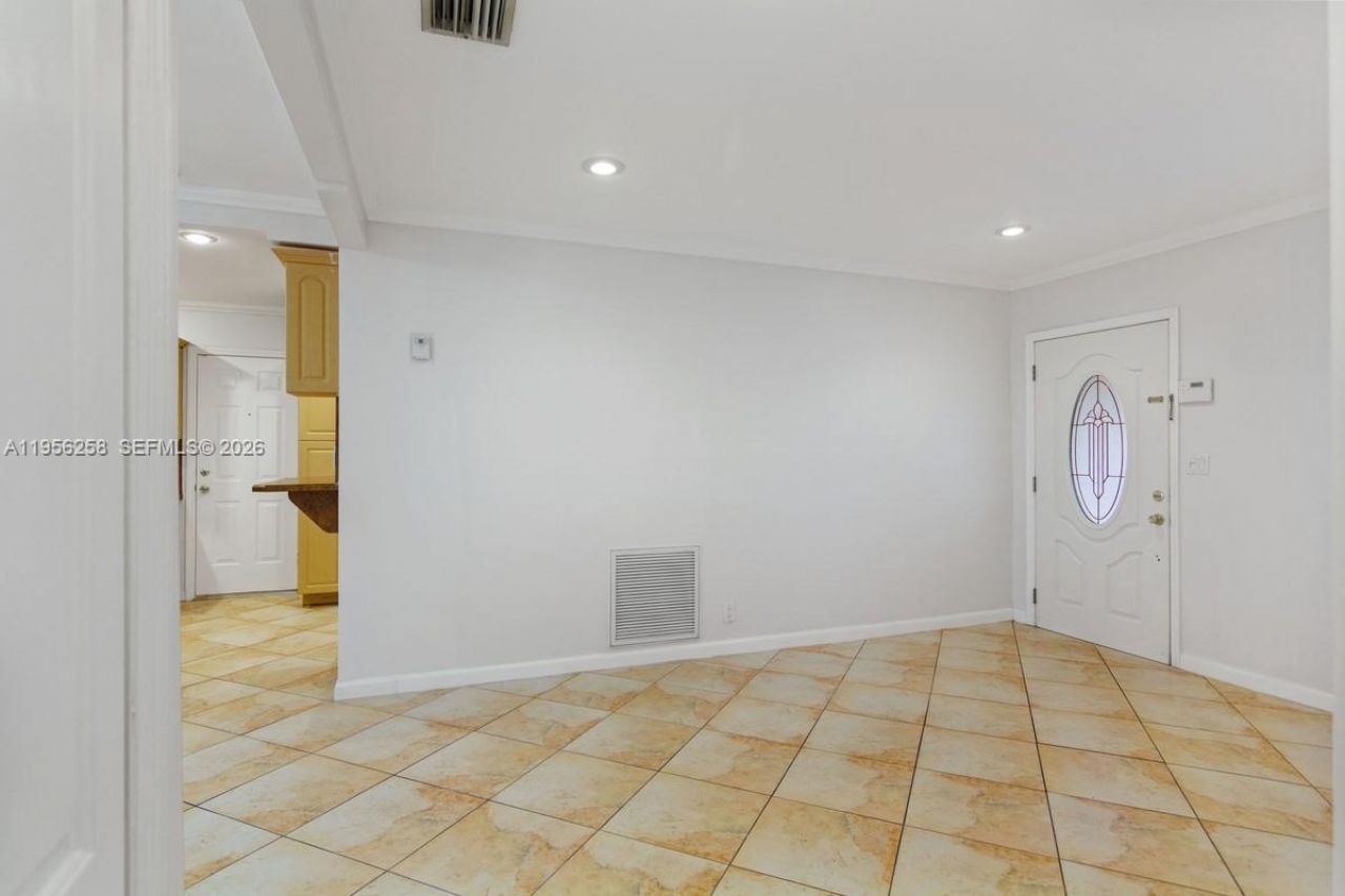 830 NW 74th St, Miami, FL 33150 Photo