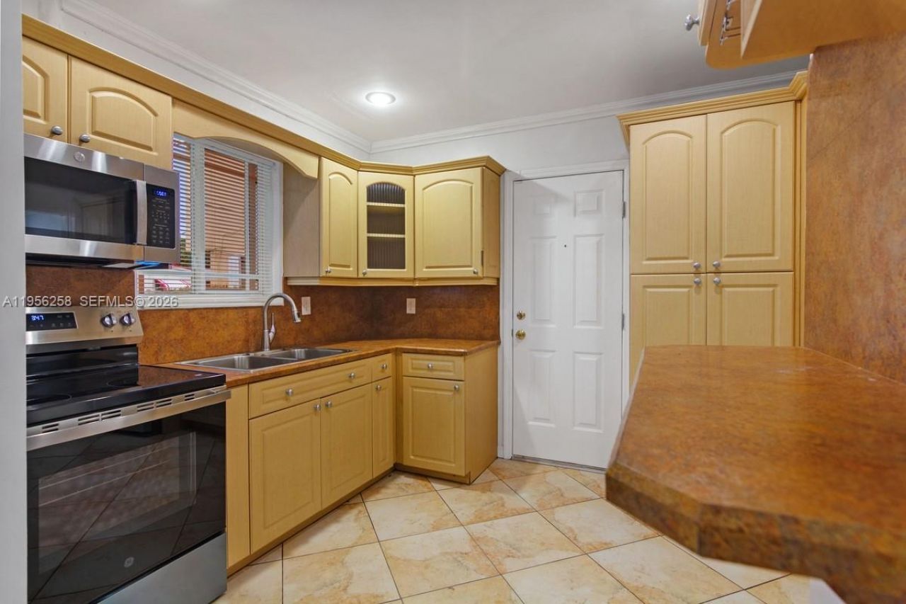 830 NW 74th St, Miami, FL 33150 Photo