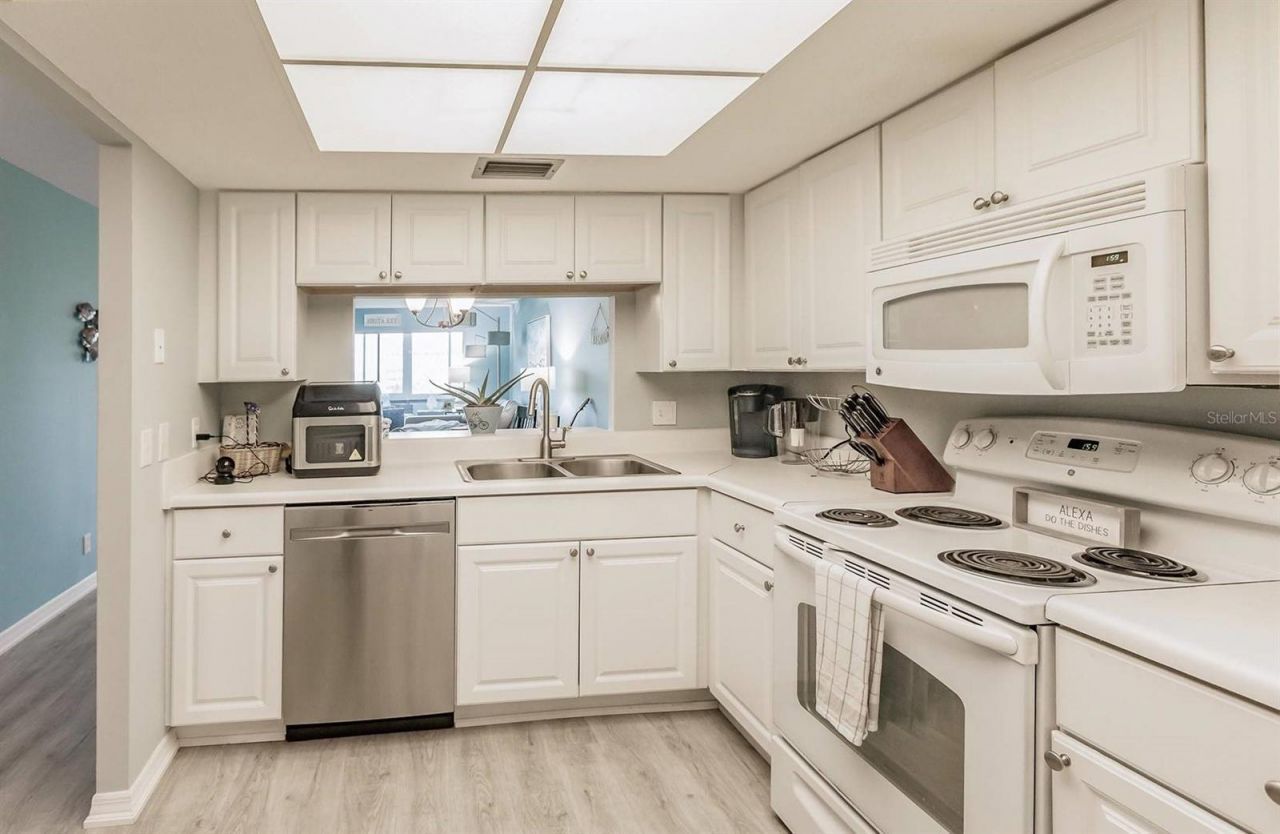 1255 E Peppertree Drive, Unit 501, Sarasota, FL 34242 Photo