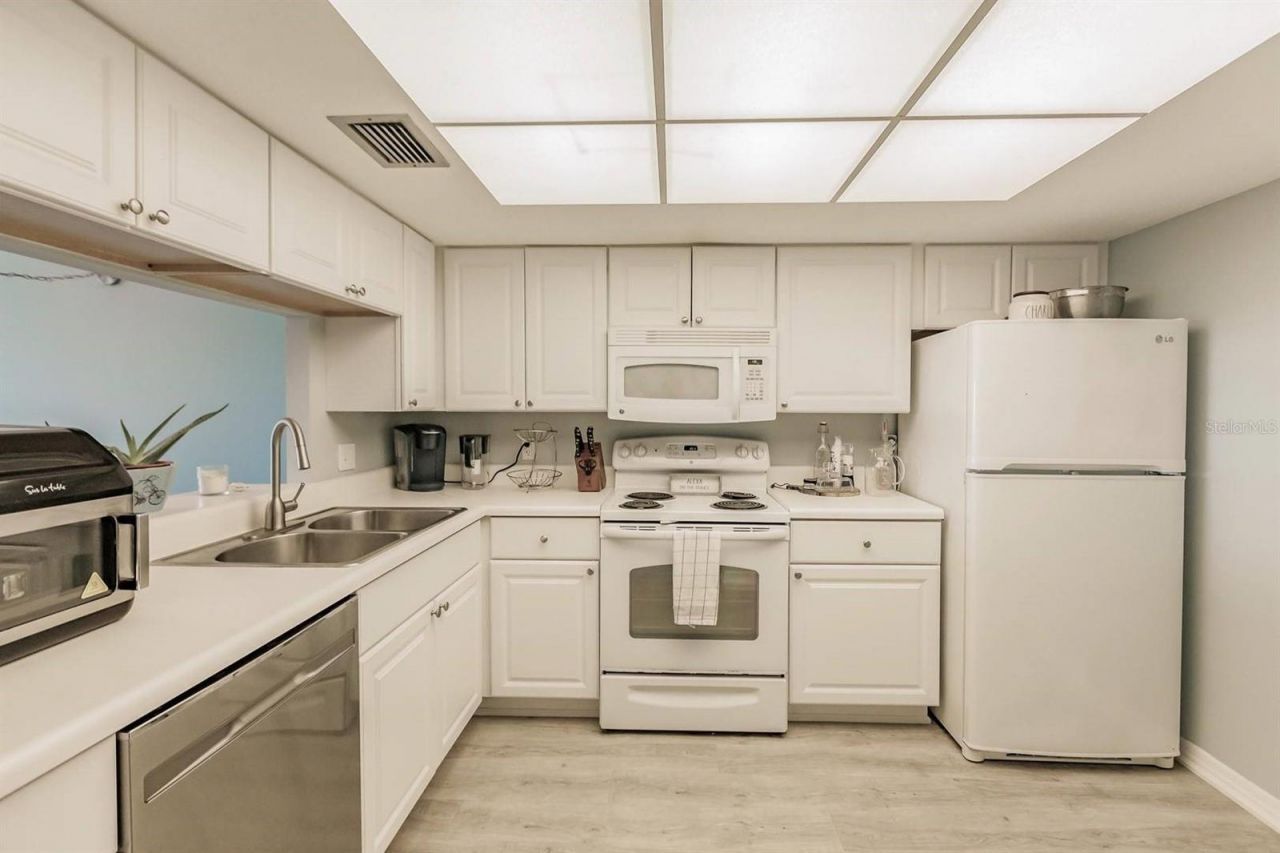 1255 E Peppertree Drive, Unit 501, Sarasota, FL 34242 Photo