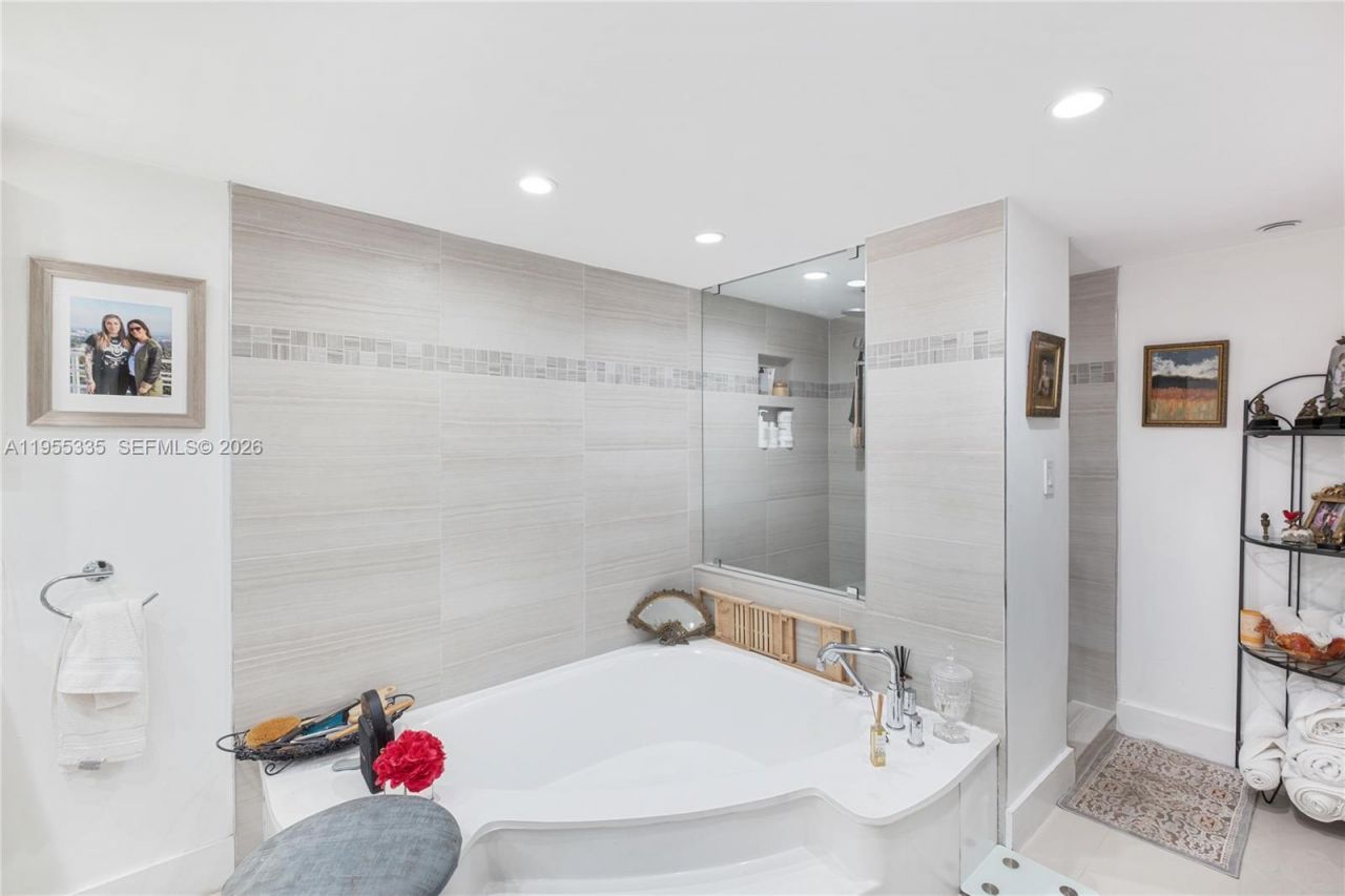 1000 Quayside Ter, Unit 1107, Miami, FL 33138 Photo