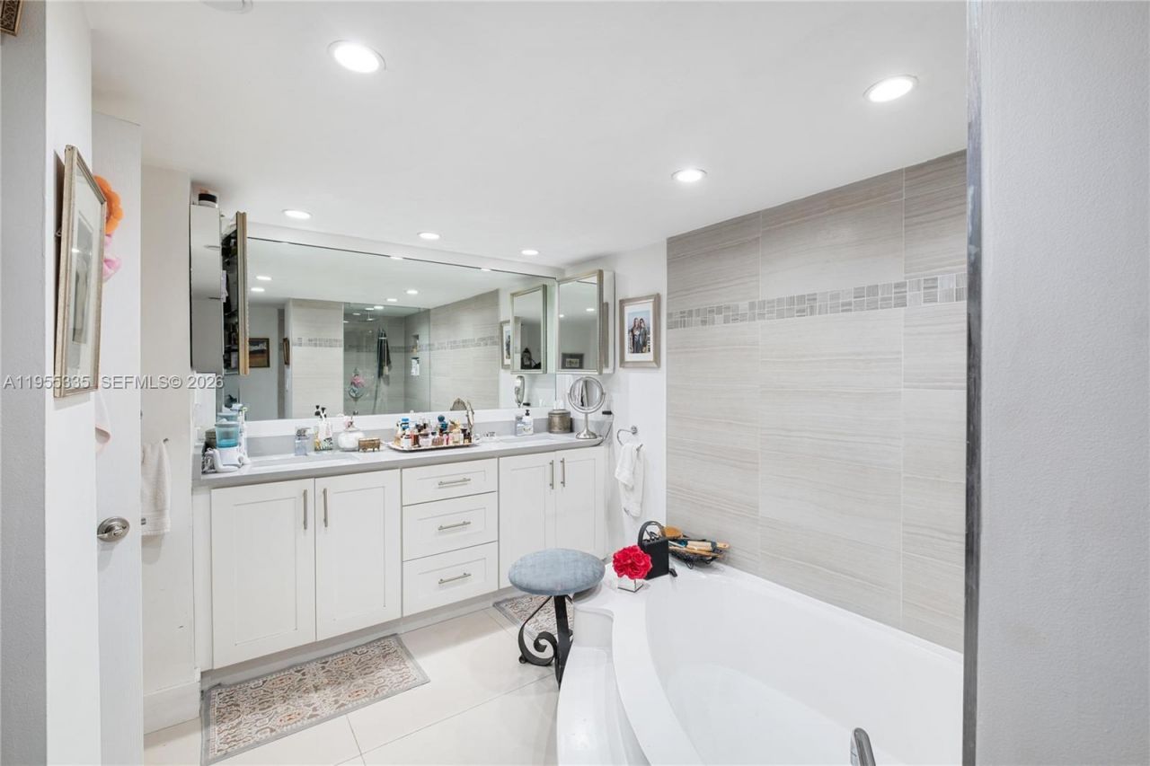 1000 Quayside Ter, Unit 1107, Miami, FL 33138 Photo