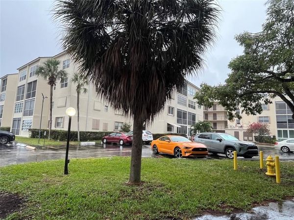 2871 BLVD # H Blvd Somerset Drive, Unit 105, Lauderdale Lakes, FL 33311