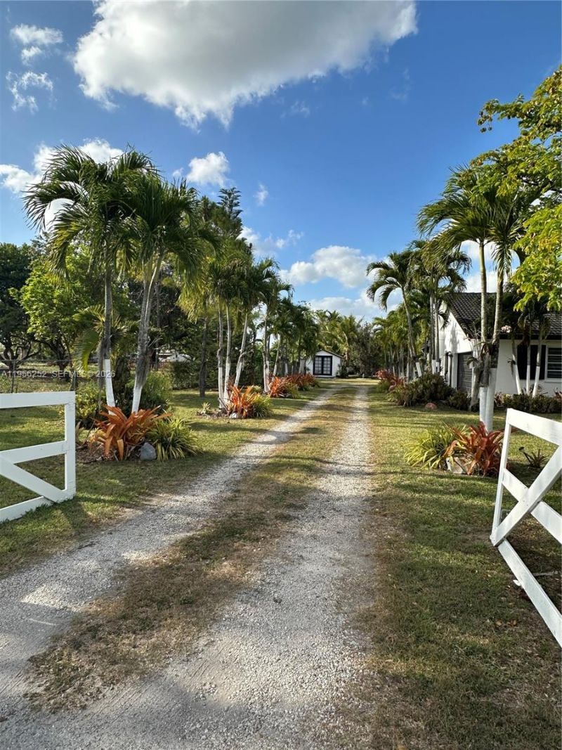 18481 SW 208th St , Miami, FL 33187 Photo