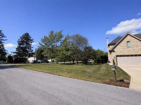 1050 W Woodland Avenue, Addison, IL 60101