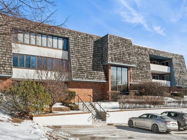 150 Red Top Drive, Unit 103, Libertyville, IL 60048