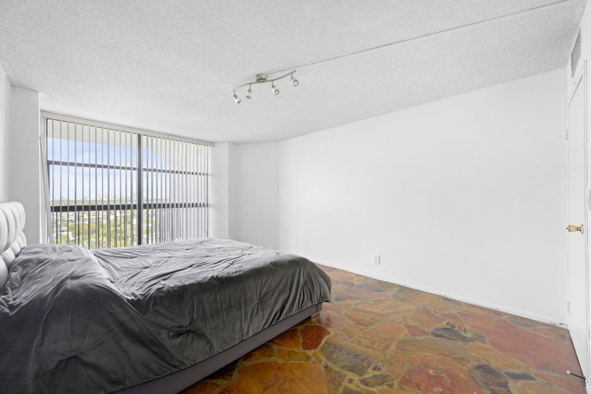 600 Parkview Drive, Unit 1111 (PH11, Hallandale Beach, FL 33009 Photo