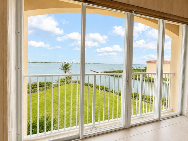 4 Harbour Isle Drive E, Unit Ph-4, Fort Pierce, FL 34949