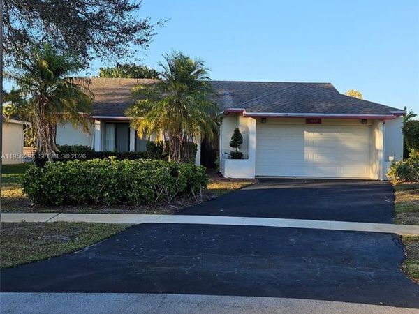 10301 Greenbriar Ct, Boca Raton, FL 33498