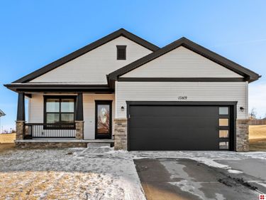 15809 Young Circle, Bennington, NE 68007