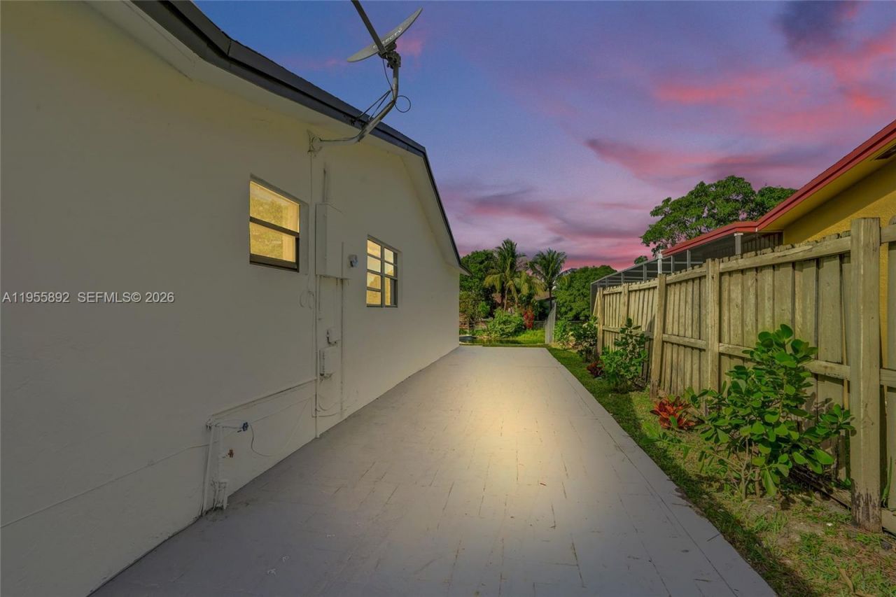 8649 W Long Acre Dr, Miramar, FL 33025 Photo