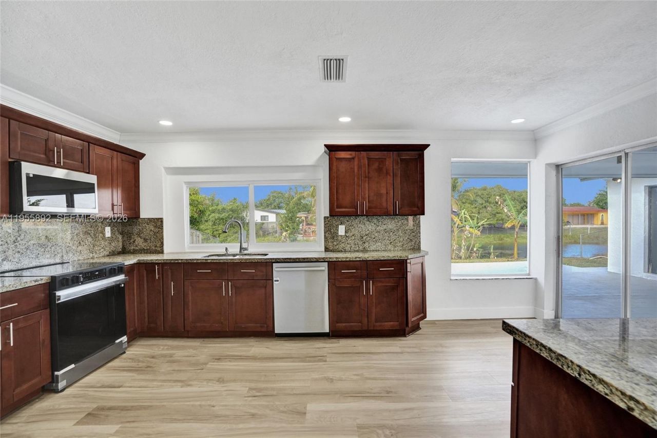 8649 W Long Acre Dr, Miramar, FL 33025 Photo