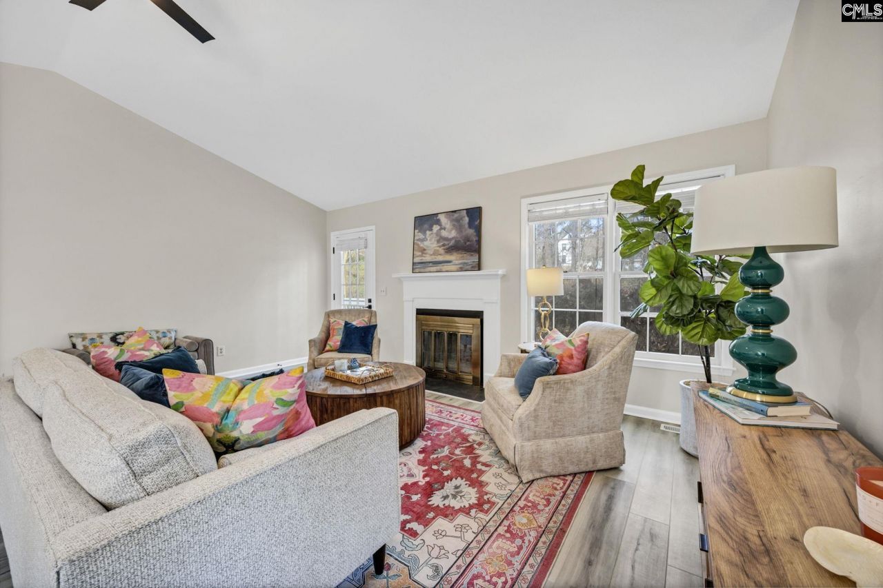 1 N Lake Pointe Drive  Photo 12