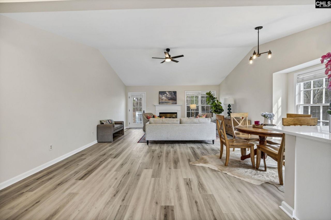 1 N Lake Pointe Drive  Photo 4