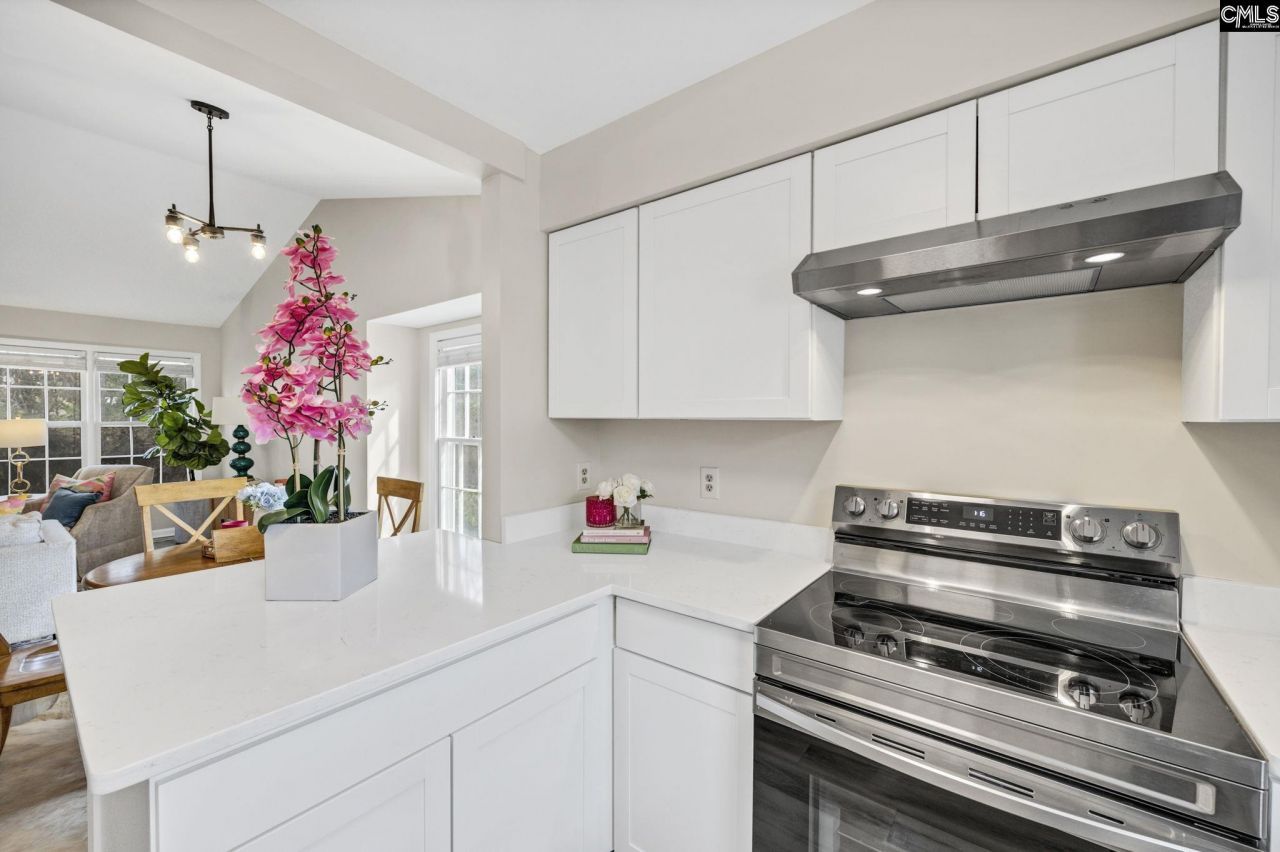 1 N Lake Pointe Drive  Photo 8