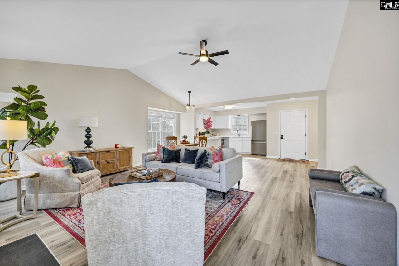 1 N Lake Pointe Drive  Photo 9