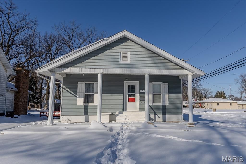 132 E Buchanan Street, Carlinville, IL 62626 Main Photo