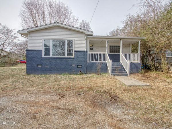 2205 Madison Rd, Knoxville, TN 37912
