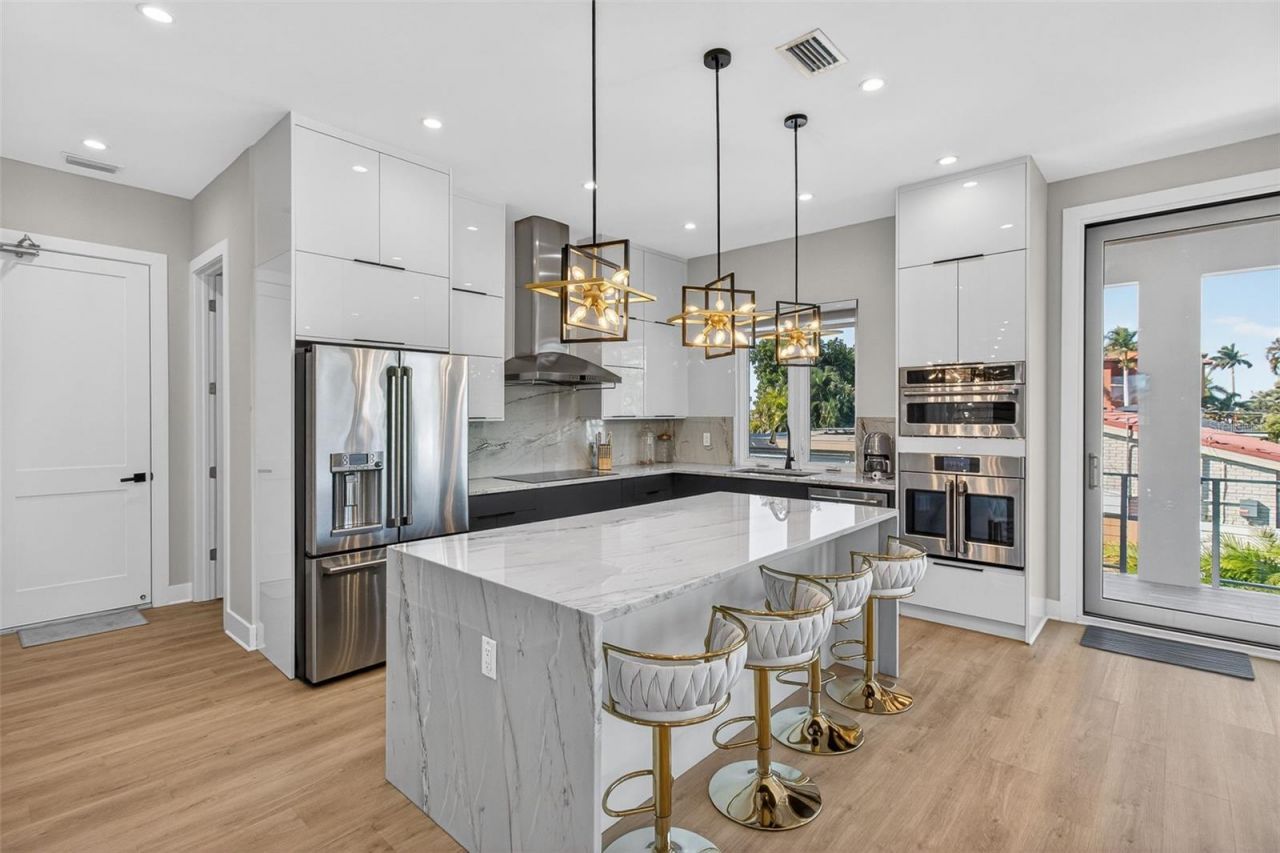 301 79th Street S, Saint Petersburg, FL 33707 Photo