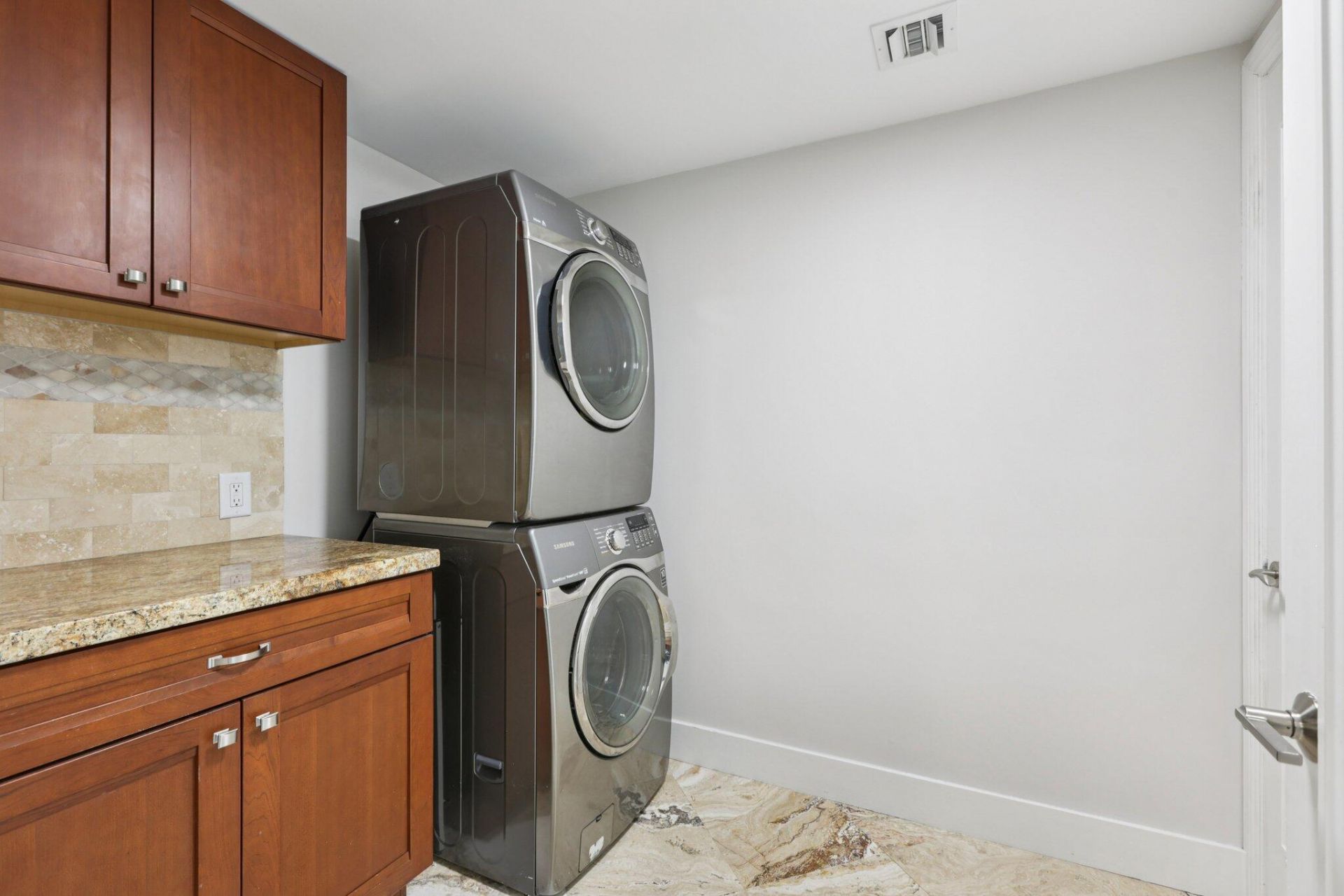 2640 Lake Shore Drive, Unit 1510, Riviera Beach, FL 33404 Photo