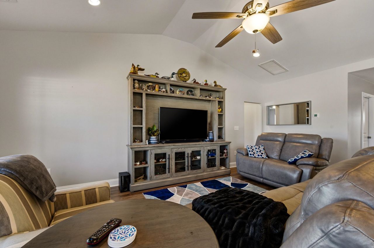 3716 Park Pointe Ave. Photo 13