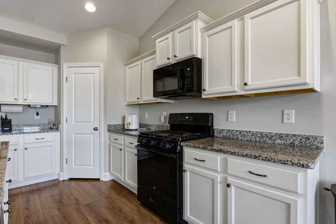 3716 Park Pointe Ave. Photo 6