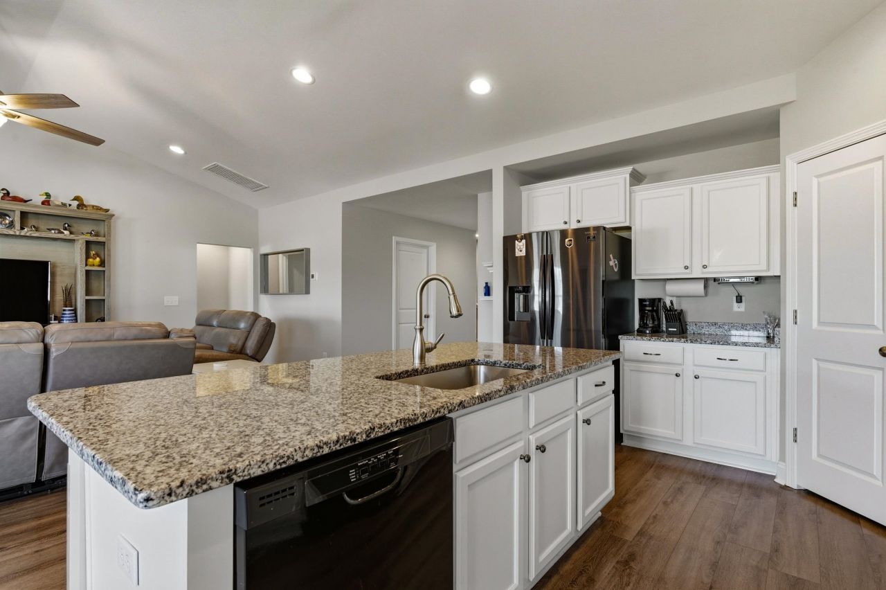 3716 Park Pointe Ave. Photo 8