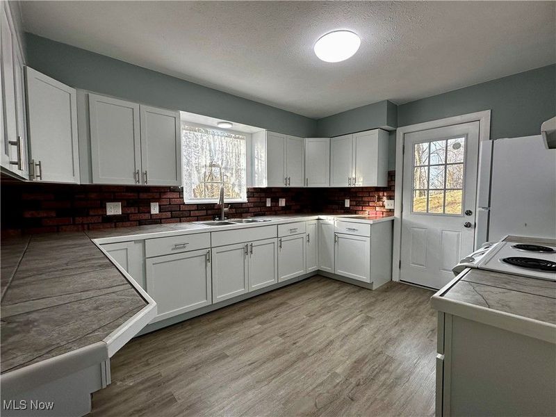 2526 Valley View Drive, Belpre, OH 45714 Photo 11