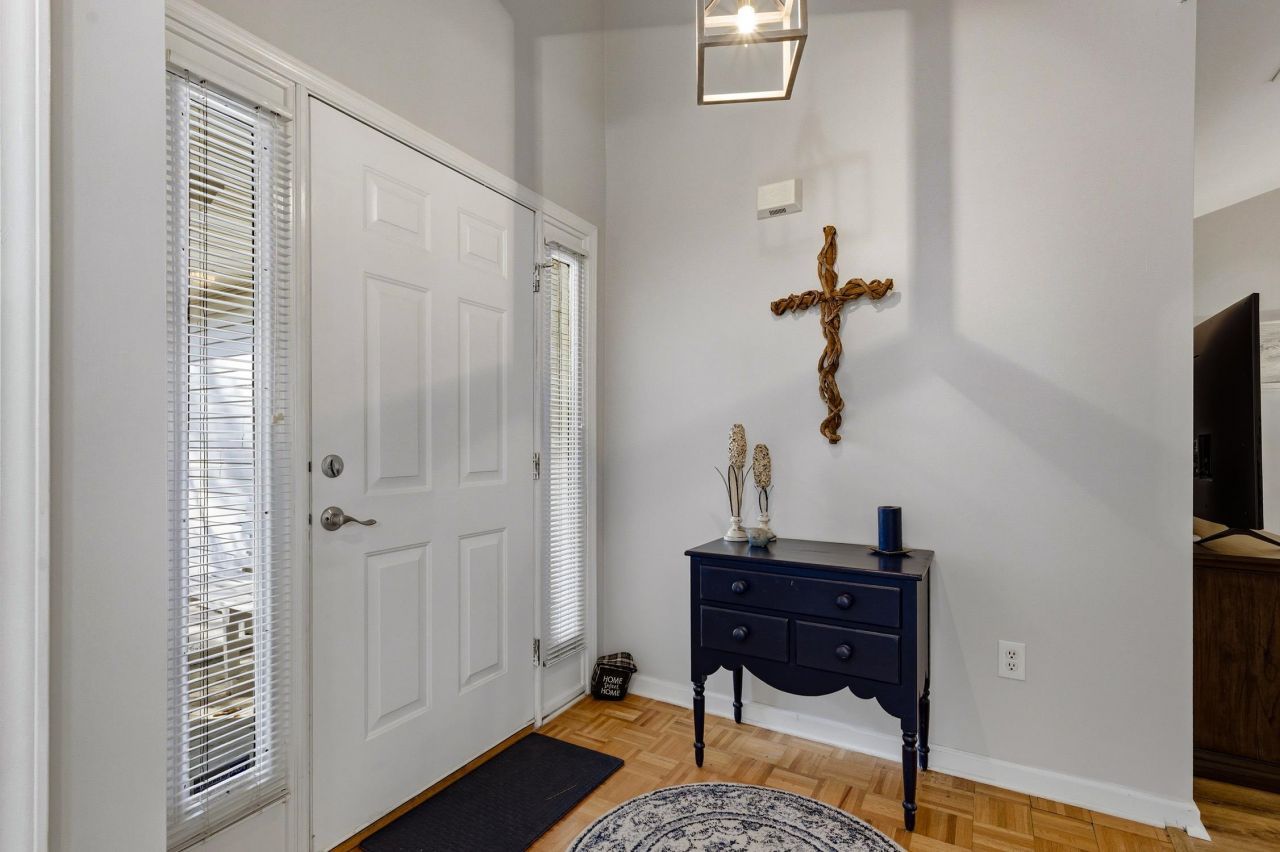 496 Charter Dr. Photo 4