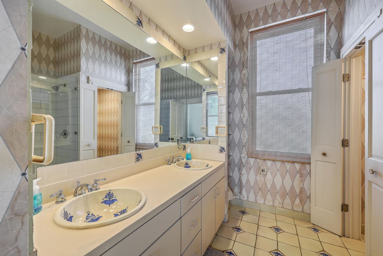 1621 E Ashley Avenue Photo 24