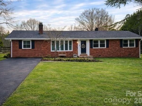 1130 27th Avenue NE, Hickory, NC 28601