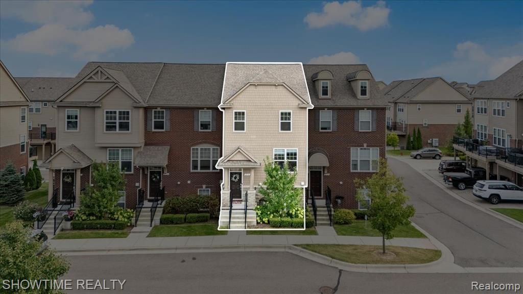 2734 Helmsdale Circle, Rochester Hills, MI 48307 Main Photo