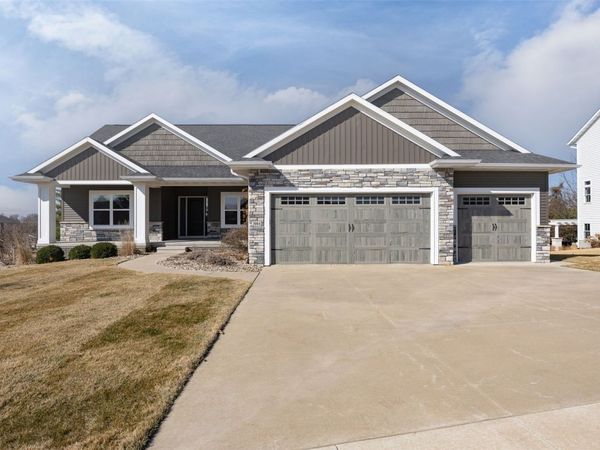 3004 Forrest Meadow Lane, Hiawatha, IA 52233