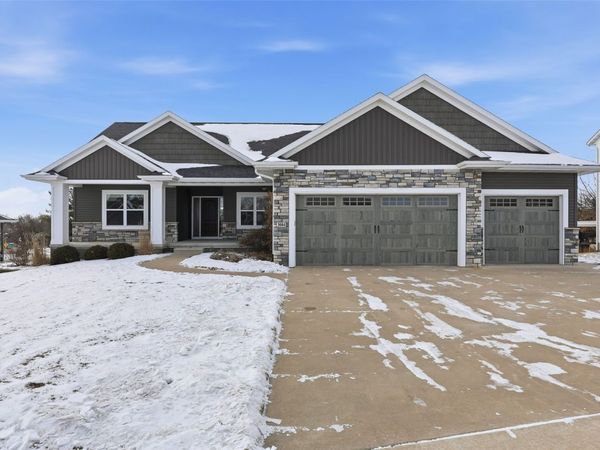 3004 Forrest Meadow Lane, Hiawatha, IA 52233