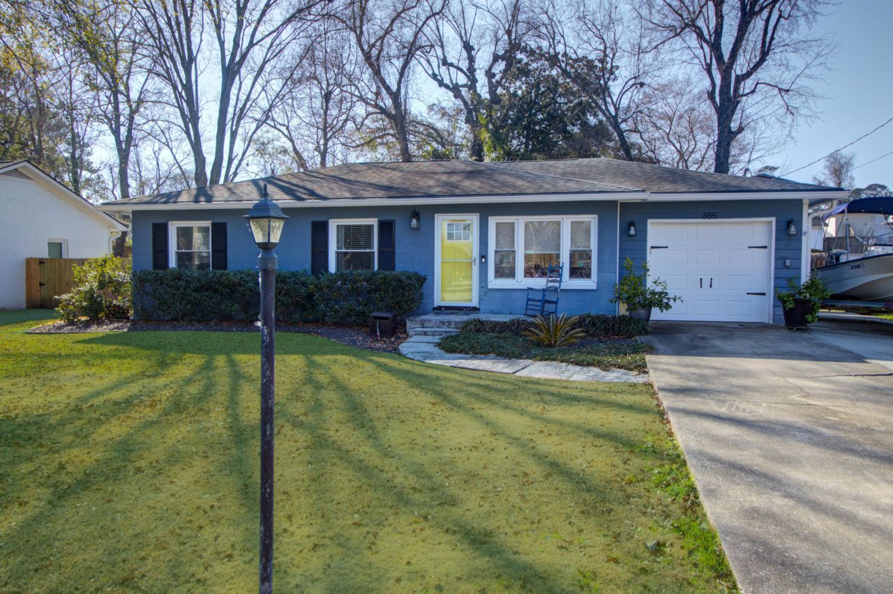 655 Wantoot Boulevard Photo 2