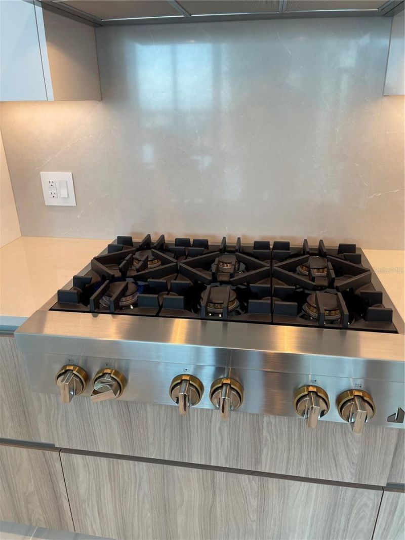 400 Central Ave, Unit 1804, Saint Petersburg, FL 33701 Photo