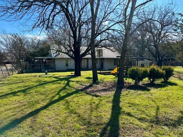 224 W Lowe Avenue , De Leon, TX 76444
