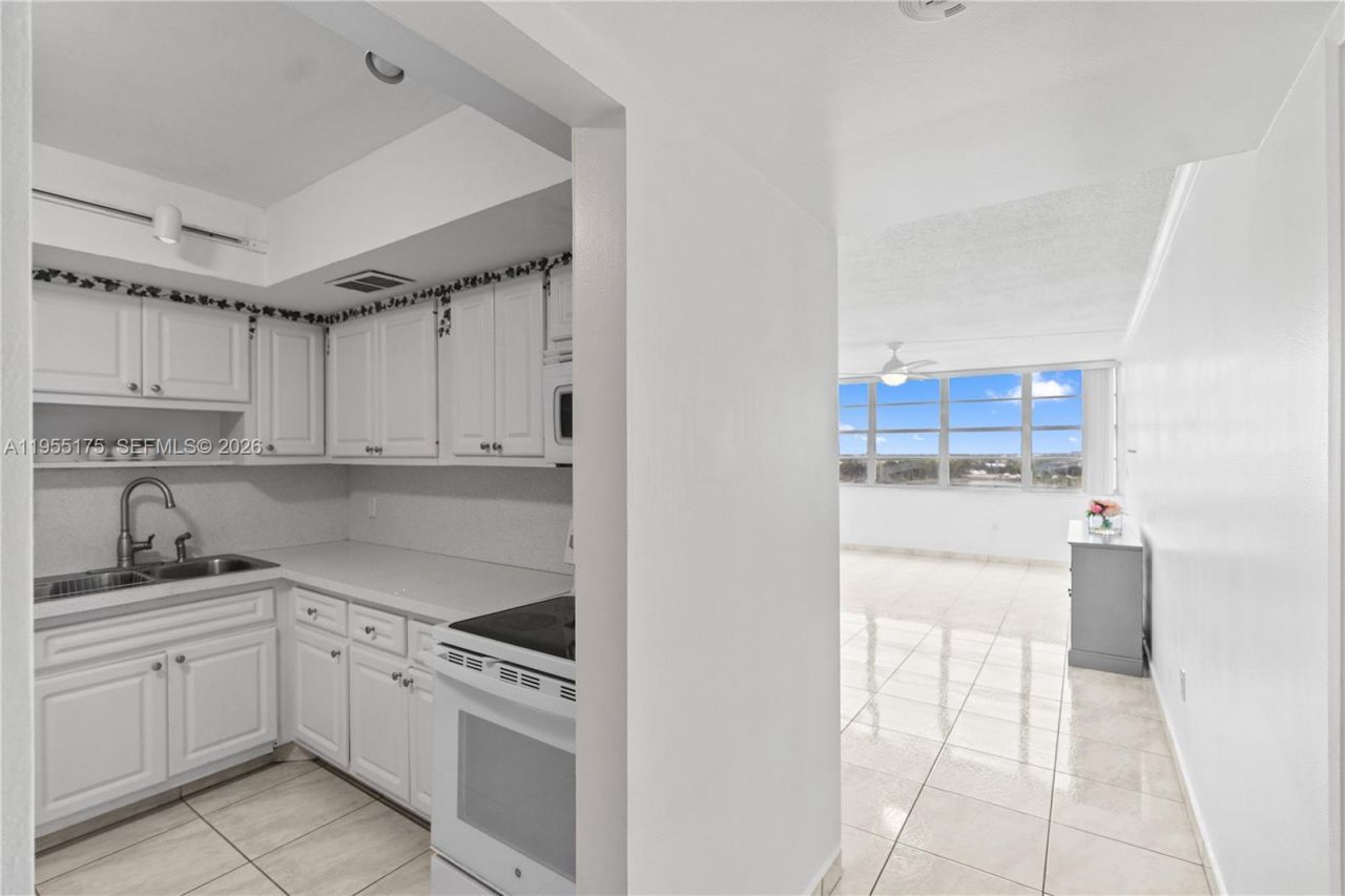 1301 NE Miami Gardens Dr, Unit 1424W, Miami, FL 33179 Photo