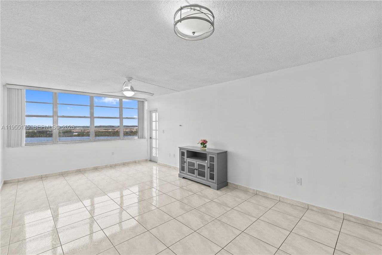 1301 NE Miami Gardens Dr, Unit 1424W, Miami, FL 33179 Photo