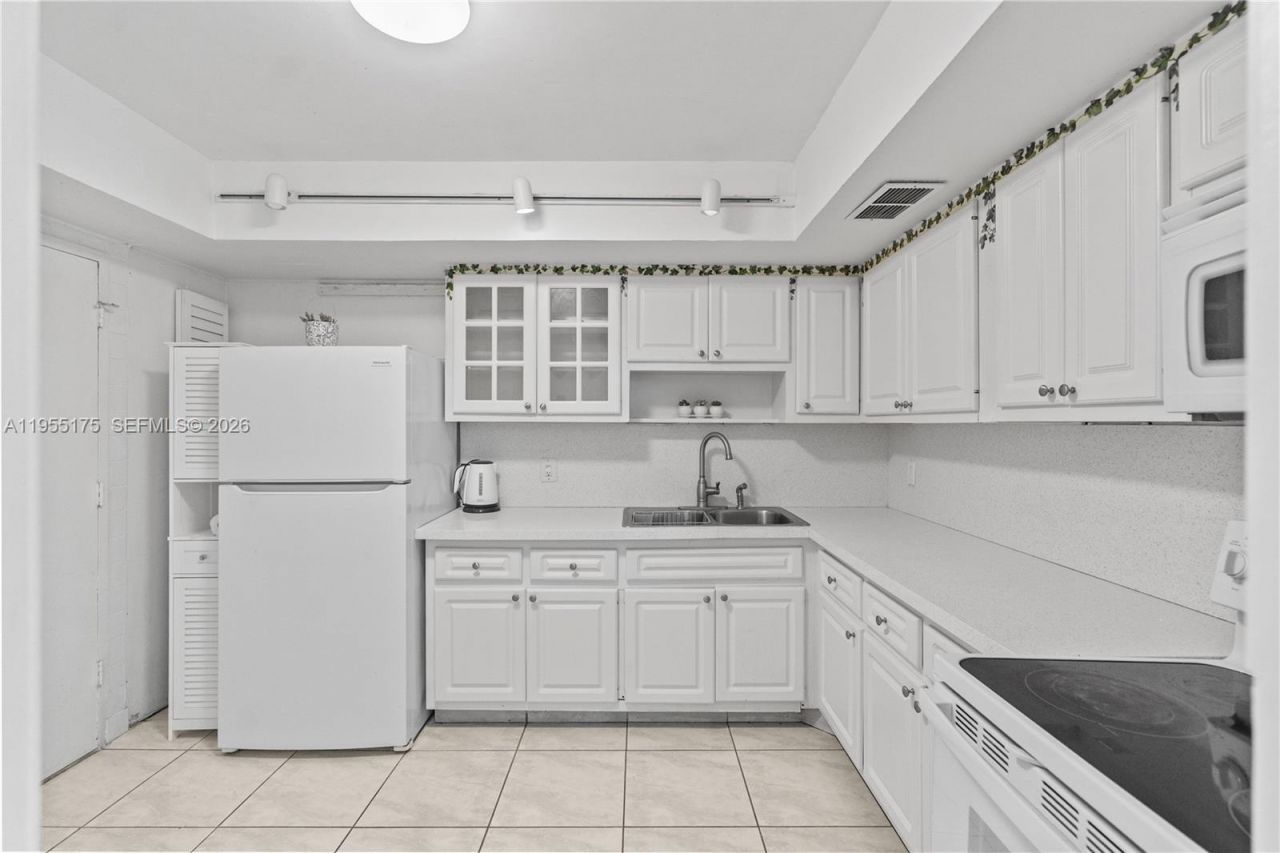 1301 NE Miami Gardens Dr, Unit 1424W, Miami, FL 33179 Photo