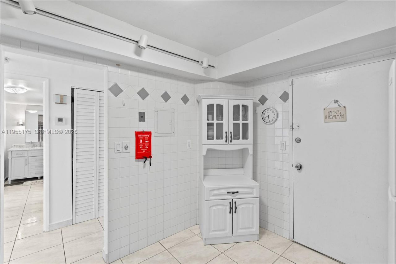 1301 NE Miami Gardens Dr, Unit 1424W, Miami, FL 33179 Photo