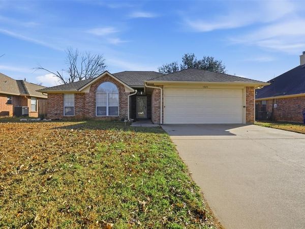 1025 Matthew Street, Burleson, TX 76028