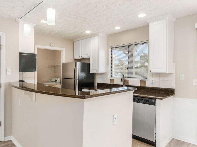 2733 Greystone Drive, Unit D, Columbus, OH 43220 Photo 14