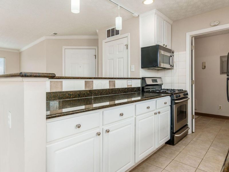 2733 Greystone Drive, Unit D, Columbus, OH 43220 Photo 15