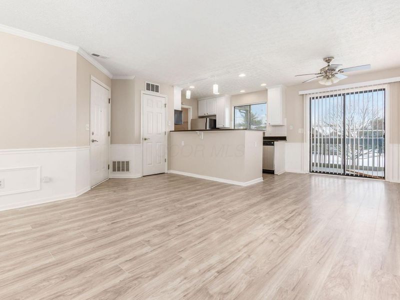 2733 Greystone Drive, Unit D, Columbus, OH 43220 Photo 4