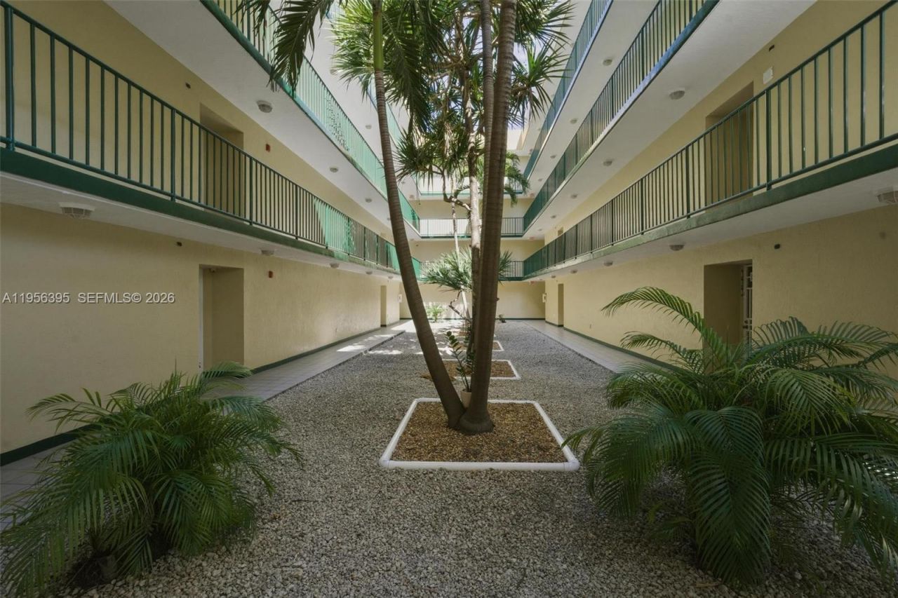 8321 NW 7th St, Unit 1-202, Miami, FL 33126 Photo
