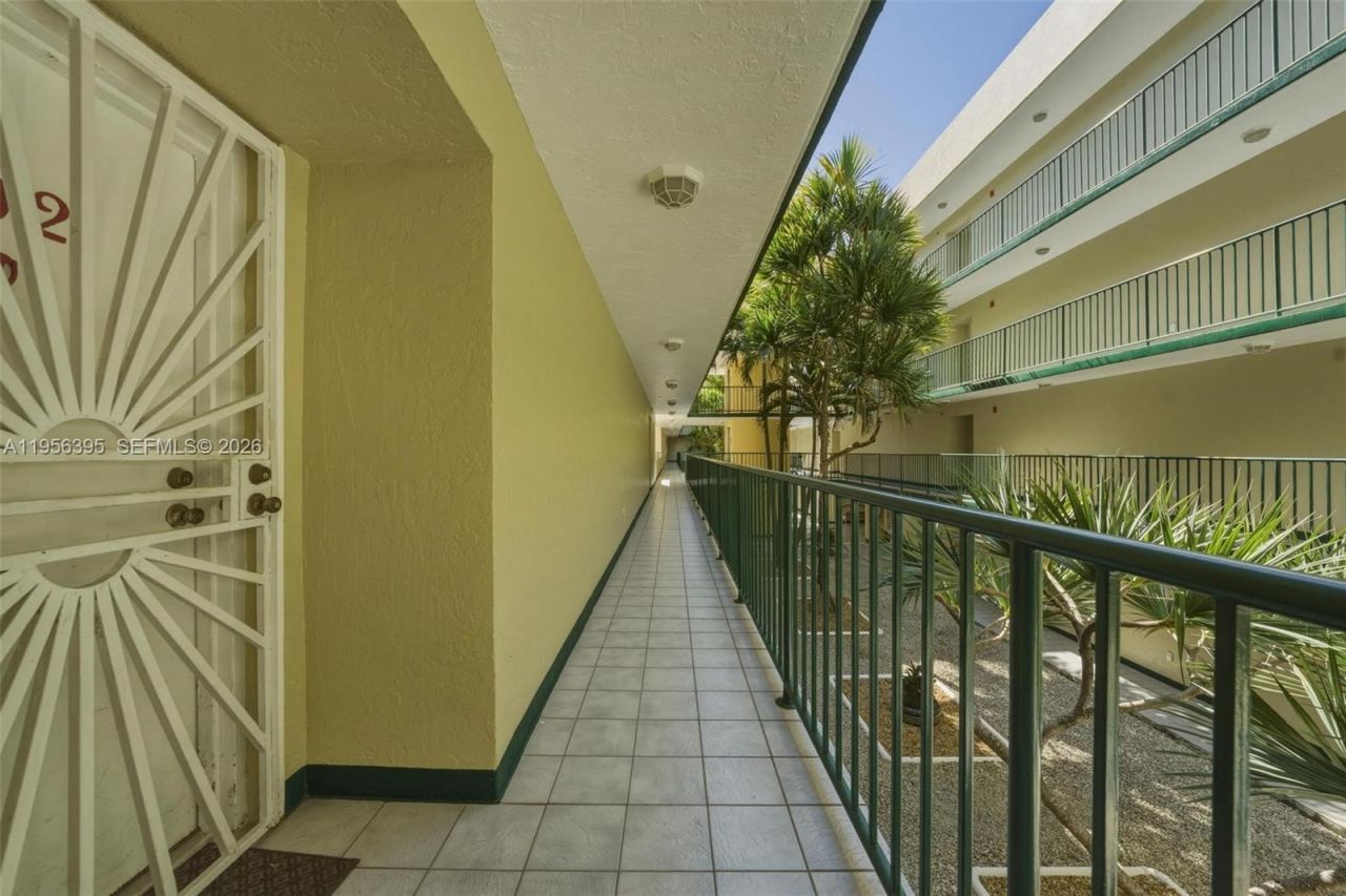 8321 NW 7th St, Unit 1-202, Miami, FL 33126 Photo