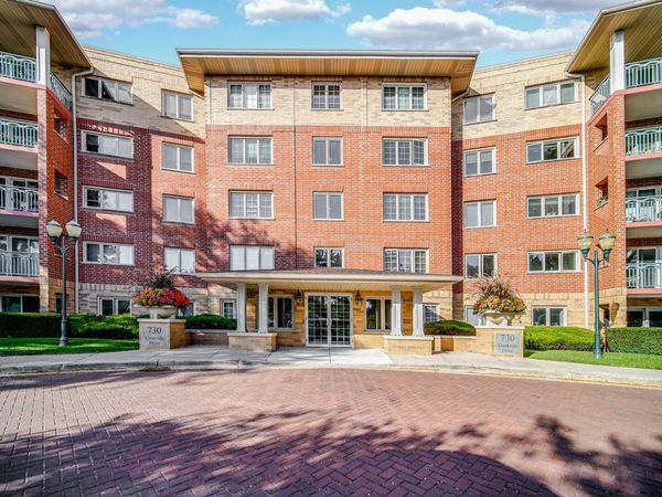 730 Creekside Drive, Unit 405C, Mount Prospect, IL 60056