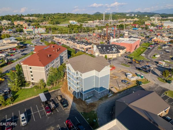 129 Sugarfoot Way, Pigeon Forge, TN 37863